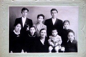 10. .Семья сестры Кульбагый,  Алтын, Алия Айкен, мама, племянник Сакен, Урал,  Айша и  ст. брат Алтай