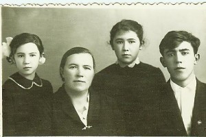 12. Е.С. с детьми Алия, Алтын и Урал