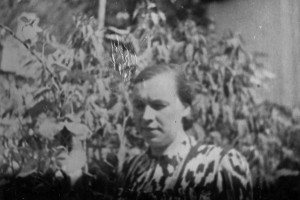 25. Евгения в саду дома