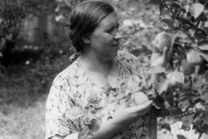 26. Евгения в саду с яблоками