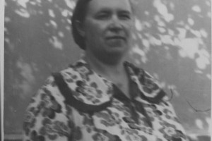 Мама дома в саду